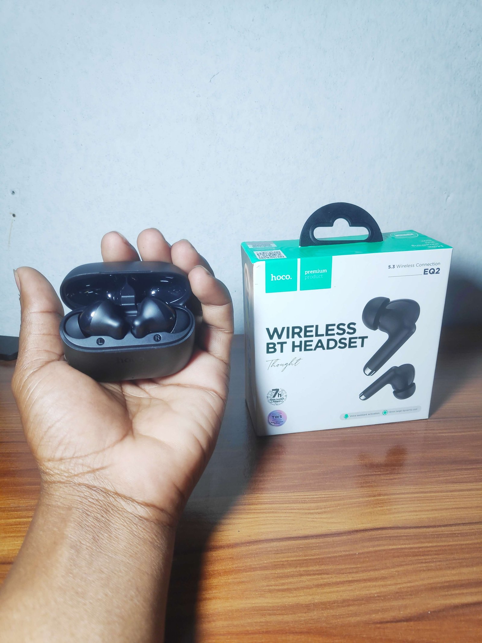 hoco-eq2-wireless-bluetooth-earbuds-img-04